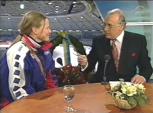 Tonny de Jong met Mart Smeets. Tonny zit alweer klaar om te gaan glimlachen